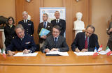 Les signataires - Les signataires de gauche à droite : le Vice- Amiral d'Escadre Yann TAINGUY , Monsieur Paul MASSERON et Monsieur Giuseppe ITALIANO Les signataires - Les signataires de gauche à droite : le Vice- Amiral d'Escadre Yann TAINGUY , Monsieur Paul MASSERON et Monsieur Giuseppe ITALIANO
