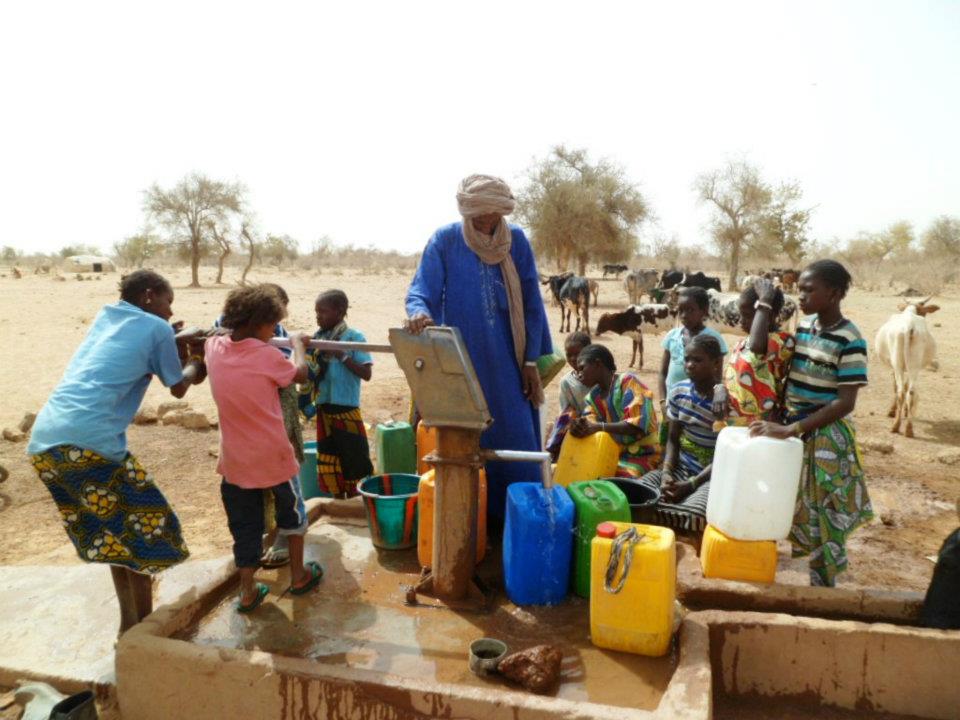 Luttons contre la souffrance humaine ! Adduction-d-eau-potable-pour-les-refugies