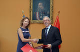 Signature accord fiscal République Tchèque -
Signature de l'accord relatif à l’échange de renseignements en matière fiscale entre S.E. Mme Marie Chatardova, Ambassadeur de la République Tchèque à Monaco (à gauche) et M. José Badia, Conseiller de Gouvernement pour les Relations Extérieures et de la Coopération (à droite). ©Centre de Presse de Monaco / Charly Gallo Signature accord fiscal République Tchèque -
Signature de l'accord relatif à l’échange de renseignements en matière fiscale entre S.E. Mme Marie Chatardova, Ambassadeur de la République Tchèque à Monaco (à gauche) et M. José Badia, Conseiller de Gouvernement pour les Relations Extérieures et de la Coopération (à droite). ©Centre de Presse de Monaco / Charly Gallo