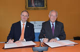 Signature maîtrise d'oeuvre CHPG - Signature du contrat de maîtrise d’œuvre par SEM le Ministre d’Etat et M. Régis Damour – AECOM. ©Centre de Presse / Charly Gallo Signature maîtrise d'oeuvre CHPG - Signature du contrat de maîtrise d’œuvre par SEM le Ministre d’Etat et M. Régis Damour – AECOM. ©Centre de Presse / Charly Gallo