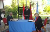 Signature de l'Accord Monaco-HCR BD - Signature d’un accord entre M. José Badia, Conseiller de Gouvernement pour les Relations Extérieures et la Coopération et Mme Ursula Schulze-Aboubacar, Représentante résidente du Haut Commissariat des Nations Unies pour les Réfugiés au Maroc, en présence de S.A.S le Prince Souverain ©DR. Signature de l'Accord Monaco-HCR BD - Signature d’un accord entre M. José Badia, Conseiller de Gouvernement pour les Relations Extérieures et la Coopération et Mme Ursula Schulze-Aboubacar, Représentante résidente du Haut Commissariat des Nations Unies pour les Réfugiés au Maroc, en présence de S.A.S le Prince Souverain ©DR.