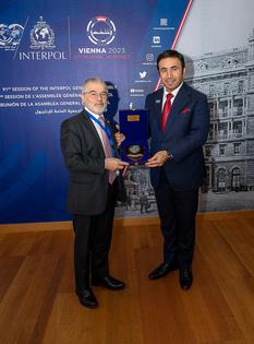 91ème AG d'Interpol à Vienne. ©DR - Ahmed Nasser Al-Raisi, INTERPOL President, with Patrice Cellario, Minister of the Interior. Ahmed Nasser Al-Raisi presents the plaque commemorating the 100th anniversary of INTERPOL 1923-2023. ©Major Olivier JUDE