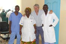 CHPG Sénégal - Dr Raiga accompagné du personnel hospitalier de l’hôpital de Pikine©DR