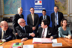 Voir la photo - Serge Telle, Ministre d’Etat, et Georges-François Leclerc, préfet des Alpes-Maritimes, entourés des personnalités françaises © - Direction de la Communication – Manuel Vitali