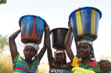 Femme du Burkina - Femmes du Burkina Faso portant de l'eau © Nick Danzinger