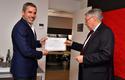 MIS PASSI - Dominique RIBAN, Directeur de l’Agence Monégasque de Sécurité Numérique (AMSN), remettant à Anthony BOIRA, Directeur de la société Monaco Informatique Service (MIS) (à gauche sur la photo), le diplôme de qualification de Prestataire d’Audit de la Sécurité des Systèmes d’Information (PASSI). © Direction de la Communication/Michael Alesi MIS PASSI - Dominique RIBAN, Directeur de l’Agence Monégasque de Sécurité Numérique (AMSN), remettant à Anthony BOIRA, Directeur de la société Monaco Informatique Service (MIS) (à gauche sur la photo), le diplôme de qualification de Prestataire d’Audit de la Sécurité des Systèmes d’Information (PASSI). © Direction de la Communication/Michael Alesi