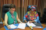 Monaco Sénégal - Mme Rosabrunetto et S..E. Mme Coll Seck, signent le renouvellement de l’Accord pour appuyer la lutte contre la drépanocytose au Sénégal jusqu’en 2020 ©DR