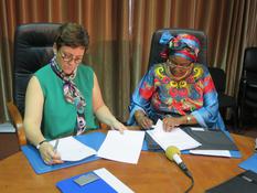 Monaco Sénégal - Mme Rosabrunetto et S..E. Mme Coll Seck, signent le renouvellement de l’Accord pour appuyer la lutte contre la drépanocytose au Sénégal jusqu’en 2020 ©DR