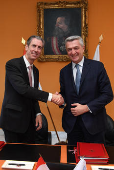 Signature accord HCR 2017 - M. Gilles Tonelli, Conseiller de Gouvernement-Ministre des Relations Extérieures et de la Coopération et M. Filippo Grandi, Haut-Commissaire des Nations Unies pour les Réfugiés