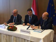 Signature accord Taxud avec l'UE. ©DR - De gauche à droite : Serge Telle, Ministre d'Etat de la Principauté de Monaco, Peter Kažimir, Ministre des finances de la République slovaque, Président en exercice du Conseil de l'Union européenne, Pierre Moscovici, Commissaire européen aux Affaires économiques et financières, à la Fiscalité et à l’Union douanière. ©DR