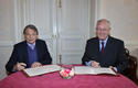 Accord Fonds Croix-rouge - M. Jean-François Mattei, Président du Fonds de la Croix-Rouge française et S.E. M. Michel Roger, Ministre d'Etat ©Charly Gallo Centre de Presse Accord Fonds Croix-rouge - M. Jean-François Mattei, Président du Fonds de la Croix-Rouge française et S.E. M. Michel Roger, Ministre d'Etat ©Charly Gallo Centre de Presse