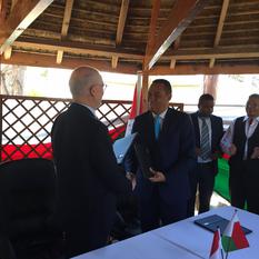 Signature madagascar - S.E.M. Serge Telle, Ministre d'Etat et le Professeur Andriamananarivo Mamy Lalatiana, Ministre de la Santé Publique de Madagascar ©DR