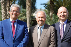 UniDem-MED - : M. Anselmi accueilli par le Professeur Khalid Naciri (centre), Membre de la Commission de Venise représentant le Maroc ainsi que M. Ahmed Laamouri (gauche), secrétaire général du Ministère de la fonction publique et de la modernisation de l’administration du Royaume du Maroc.