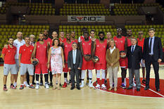 Visite salle Gaston-Médecin - Members of the Government surrounded by the players and the staff of the Roca Team