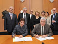 Signature du second avenant à la convention constituant le Fonds de garantie monégasque des crédits - Le 3 décembre, Etienne Franzi, Président de l’Association Monégasque des Activités Financières, et Isabelle Rosabrunetto, Directeur du Budget et du Trésor, signent le second avenant à la convention constituant le Fonds de garantie monégasque des crédits. Les évolutions majeures apportées par cet avenant concernent l’étude préalable des dossiers, qui pourra être confiée à un partenaire spécialisé (OSEO), la possibilité de prendre en compte les dossiers de restructuration de trésorerie, et l’abaissement du taux de commission à 0.30% de l’encours du crédit, au lieu d’un taux variant, selon le type de dossier, de 0,35 à 0,60%.