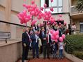 29 octobre - Dans le cadre d’ « Octobre Rose », un lâcher de ballons roses et biodégradables était organisé au CHPG, en soutien aux malades du cancer du sein et afin d’encourager son dépistage. D’importantes sommes ont d’ailleurs été inscrites au Budget de l’Etat pour renforcer, au sein du CHPG, le Service de Sénologie dirigé par le Dr. Liberatore. Ces travaux, de près de 1,5 million d’€, démarreront en janvier 2014 pour se terminer en mars 2014. Ils doteront le Service des appareils les plus performants pour dépister le cancer du sein.