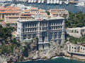 le Musée Océanographique - Le Musée et Institut océanographique de Monaco est un musée de la mer fondé en 1889 et une Institution océanographique fondée en 1906 par le prince Albert Ier de Monaco (1848-1922), basé sur le rocher de Monaco sur la Côte d'Azur.Dès 1903 poissons et invertébrés sont maintenus dans des bassins en ciment armé1. Inauguré le 29 mars 1910, le Musée océanographique fut créé par le Prince Albert Ier de Monaco (1848-1922), trisaïeul de Albert II.Conçu, dès l’origine, comme un Palais dédié à la Science et à l’Art, il est destiné à présenter les résultats des campagnes scientifiques de son fondateur et à diffuser les nouvelles connaissances sur la mer et la richesse de sa biodiversité2.Un Musée fier de son passé, riche de son patrimoine, ouvert sur le monde d’aujourd’hui et engagé pour l’avenir 3.Le Musée océanographique a une façade de 100 m de long et propose 6 000 m2 ouverts au public.Il rassemble environ 4 000 espèces de poissons et familles d’invertébrés. Le Lagon aux requins, révèle la diversité du récif corallien peuplé d’une multitude de poissons tropicaux et de coraux vivants..Dans le cadre d’un programme international qui associe des aquariums publics du monde entier, l'aquarium de Monaco joue un rôle important de conservation des espèces menacées : ferme à corail, reproduction de poissons clowns, d'hippocampes, de seiches ou de l’apogon des îles Banggaï menacés par des pêches excessives. Il s'inscrit ainsi dans la sauvegarde et la gestion durable des milieux naturels et des espèces.Le musée présente une collection inestimable d'objets d'art et d'artisanat liés à la mer et offre l'opportunité unique d'apprendre, de s'étonner et découvrir la variété du monde marin.Le musée se veut être un lieu d’information et de médiation entre les recherches océanographiques et le grand public. « Connaître, aimer et protéger les océans » a toujours été sa vocation.Associer l’Art et la Science est le désir initial de ce haut lieu du monde marin. L’enjeu est de maintenir cette action novatrice au fil du temps et de l’évolution du monde. Ainsi, grâce à des expositions artistiques menées en partenariat avec le Nouveau Musée National de Monaco, des conférences, des colloques internationaux et actions de sensibilisation menées en partenariat, et notamment avec la Fondation Prince-Albert-II-de-Monaco. Il perdure au fil des siècles l’esprit de son fondateur le Prince Albert 1er.Le Musée océanographique de Monaco participe activement au rayonnement de la Principauté tant sur le plan scientifique, qu’économique ou touristique. Ses 650.000 visiteurs annuels en font l’une des principales attractivités touristiques monégasques.Grâce à l’action du Gouvernement Princier de Monaco, le Musée bénéficie en 2010 d’un ambitieux programme de travaux d’embellissement.