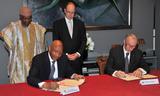 Visite du président du Mali à Monaco - Accord cadre signé par S.E. M. José BADIA, Conseiller de Gouvernement pour les Relations Extérieures et S.E. M. Soumeylou MAÏGA, Ministre des Affaires Etrangères et de la Coopération Internationale de la République du Mali, en présence de S.A.S. le Prince Albert II et de S.E. M. Amadou Toumani TOURE, Président de la République du Mali.Copyright Palais Princier @ Gaétan Luci Visite du président du Mali à Monaco - Accord cadre signé par S.E. M. José BADIA, Conseiller de Gouvernement pour les Relations Extérieures et S.E. M. Soumeylou MAÏGA, Ministre des Affaires Etrangères et de la Coopération Internationale de la République du Mali, en présence de S.A.S. le Prince Albert II et de S.E. M. Amadou Toumani TOURE, Président de la République du Mali.Copyright Palais Princier @ Gaétan Luci