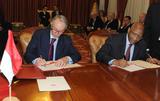 Signature Accords Mali - José Badia, Conseiller de Gouvernement pour les Relations Extérieures et Soumeylou Boubeye Maiga, Ministre des Affaires étrangères et de la Coopération Internationale. Signature Accords Mali - José Badia, Conseiller de Gouvernement pour les Relations Extérieures et Soumeylou Boubeye Maiga, Ministre des Affaires étrangères et de la Coopération Internationale.