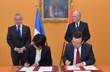 Signature Télétravail GB - Mrs. Amandine Giraud, Head of the European and International Affairs Division at the French Ministry of Health and Social Affairs and Mr. Stéphane Valeri, Minister of Health and Social Affairs, signing an Administrative Arrangement on terms for the application of the Convention of 28 February 1952 between the Principality of Monaco and France on social security. Signature Télétravail GB - Mrs. Amandine Giraud, Head of the European and International Affairs Division at the French Ministry of Health and Social Affairs and Mr. Stéphane Valeri, Minister of Health and Social Affairs, signing an Administrative Arrangement on terms for the application of the Convention of 28 February 1952 between the Principality of Monaco and France on social security.
