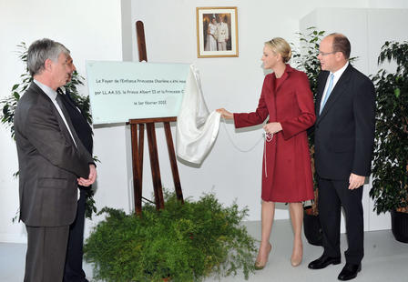 S.A.S. La Princesse Charlène dévoile la plaque du Foyer de l'Enfance en présence de S.A.S. Le Prince Albert II - Situé au 9 rue Bellevue, le Foyer de l’Enfance Princesse Charlène est construit à l’emplacement de l’ancien couvent des Dominicaines. Ce projet a été mené par le Département des Affaires Sociales et de la Santé en lien avec le Département de l’Equipement, de l’Environnement et de l’Urbanisme.Comme l’a souligné, S.E.M. le Ministre d’Etat «ce nouveau bâtiment correspond à la nécessité de doter le Foyer de l'Enfance, de locaux adaptés et plus modernes, permettant de renforcer la place accordée aux besoins de l’enfant, à ses droits et à ceux de sa famille. »Le Gouvernement Princier marque ainsi son engagement à continuer de faire de Monaco un pays modèle en matière sociale en permettant la mise en place de ces nouvelles structures au sein de ce nouveau Foyer de l’Enfance.