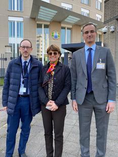 25ème Conférence des États parties à la Convention sur l’interdiction des armes chimiques - SEMme Isabelle Berro Amadeï entourée de M. Jean Philippe Bertani (gauche) et de M. Johannes de Millo Terrazzani (droite) devant le siège de l’OIAC