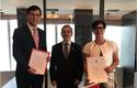 Accord Chine - De gauche à droite : Le Représentant du Ministère des Affaires Etrangères ; M. Patrice Cellario, Conseiller-Ministre de l'Intérieur et S.E. Mme Catherine Fautrier, Ambassadeur de Monaco en Chine ©DR Accord Chine - De gauche à droite : Le Représentant du Ministère des Affaires Etrangères ; M. Patrice Cellario, Conseiller-Ministre de l'Intérieur et S.E. Mme Catherine Fautrier, Ambassadeur de Monaco en Chine ©DR