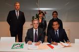 accord Monaco Indonésie - M. Patrick Rampal, Président du Centre Scientifique de Monaco et M. Brahmantya Satyamurti Poerwadi, Directeur Général pour la Gestion de l'Espace Marin (Indonésie). Derrière les signataires, de gauche à droite : M. Christian Ceyssac, Commissaire du Gouvernement au Centre Scientifique de Monaco ; Mme Isabelle Rosabrunetto, Directeur général du Département des Relations Extérieures et de la Coopération et Mme Susi Pudjiastuti, Ministre de la Pêche et de la Mer. ©Direction de la Communication/Michaël Alesi accord Monaco Indonésie - M. Patrick Rampal, Président du Centre Scientifique de Monaco et M. Brahmantya Satyamurti Poerwadi, Directeur Général pour la Gestion de l'Espace Marin (Indonésie). Derrière les signataires, de gauche à droite : M. Christian Ceyssac, Commissaire du Gouvernement au Centre Scientifique de Monaco ; Mme Isabelle Rosabrunetto, Directeur général du Département des Relations Extérieures et de la Coopération et Mme Susi Pudjiastuti, Ministre de la Pêche et de la Mer. ©Direction de la Communication/Michaël Alesi