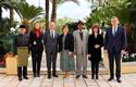 Accréditations Ambassadeurs 06-12-2019 - De gauche à droite : S.E. Dato’ Dr. Azfar Mohamad Mustafar, Ambassadeur de Malaisie ; Anne-Marie Boisbouvier, Conseiller au Cabinet Princier ; S.E. M. Didier Lenoir, Ambassadeur agréé de l'Union Européenne auprès de la Principauté de Monaco ; Isabelle Rosabrunetto, Directeur Général du Département des Relations Extérieures et de la Coopération ; S.E. M. Toumani Djimé Diallo, Ambassadeur de la République du Mali ; Marie-Catherine Caruso, Directeur des Relations Diplomatiques et Consulaires et S.E. M. Igor Fissenko, Ambassadeur de la République du Bélarus ©Direction de la Communication/Charly Gallo Accréditations Ambassadeurs 06-12-2019 - De gauche à droite : S.E. Dato’ Dr. Azfar Mohamad Mustafar, Ambassadeur de Malaisie ; Anne-Marie Boisbouvier, Conseiller au Cabinet Princier ; S.E. M. Didier Lenoir, Ambassadeur agréé de l'Union Européenne auprès de la Principauté de Monaco ; Isabelle Rosabrunetto, Directeur Général du Département des Relations Extérieures et de la Coopération ; S.E. M. Toumani Djimé Diallo, Ambassadeur de la République du Mali ; Marie-Catherine Caruso, Directeur des Relations Diplomatiques et Consulaires et S.E. M. Igor Fissenko, Ambassadeur de la République du Bélarus ©Direction de la Communication/Charly Gallo
