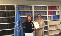 Adhésion traité armes - H.E. Ms Isabelle Picco, Ambassador and Permanent Representative, presents the Principality’s accession instrument to Ms Arancha Hinojal-Oyarbide, legal specialist in the Treaty Section of the United Nations Office of Legal Affairs © DR 