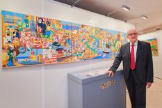 Au fil du temps - Claude Gauthier - Claude Gauthier in front of the fresco dedicated to the achievements of Prince Rainier III. ©Government Communication Department - Michael Alesi