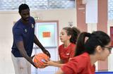 Bangaly charles 3 - Le pivot de la Roca Team, Bangaly Fofana, lors de son cours de basket-ball au Collège Charles III Bangaly charles 3 - Le pivot de la Roca Team, Bangaly Fofana, lors de son cours de basket-ball au Collège Charles III