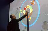 Bertrand Piccard-Pavillon Monaco-Astana 2017 - Dr. Bertrand Piccard, devant l’Eco-Lab, le mur intéractif du Pavillon. ©MIE Bertrand Piccard-Pavillon Monaco-Astana 2017 - Dr. Bertrand Piccard, devant l’Eco-Lab, le mur intéractif du Pavillon. ©MIE