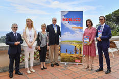 Voir la photo - Photo caption:  with H.S.H. the Sovereign Prince, from left to right, Patrice Cellario, Minister of Interior, Armelle Borro, Head of the Pedagogical Development Centre, Caroline Leroy, Educational Advisor at the Pedagogical Development Centre, Isabelle Bonnal, Director of Education, Youth and Sport and Marwan Abdo-Hanna, Director General of the Editions des Moulins publishing house.© Government Communication Department – Manuel Vitali