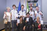 Carton blanc Italie - Debout, de gauche à droite : Tiziana Nasi, Présidente de la FISIP, Fabrizio Casal, Giacomo Bertagnolli, Manuel Pozzerle, Igor Confortin, Responsable technique snowboard ; Devant –Angelica Mastrodomenico, Responsable de la préparation paralympique, Luca Pancalli, Président du Comité italien paralympique et Martine Garcia-Mascarenhas, Deuxième secrétaire à l'Ambassade de Monaco en Italie Carton blanc Italie - Debout, de gauche à droite : Tiziana Nasi, Présidente de la FISIP, Fabrizio Casal, Giacomo Bertagnolli, Manuel Pozzerle, Igor Confortin, Responsable technique snowboard ; Devant –Angelica Mastrodomenico, Responsable de la préparation paralympique, Luca Pancalli, Président du Comité italien paralympique et Martine Garcia-Mascarenhas, Deuxième secrétaire à l'Ambassade de Monaco en Italie