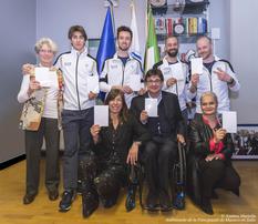 Carton blanc Italie - Debout, de gauche à droite : Tiziana Nasi, Présidente de la FISIP, Fabrizio Casal, Giacomo Bertagnolli, Manuel Pozzerle, Igor Confortin, Responsable technique snowboard ; Devant –Angelica Mastrodomenico, Responsable de la préparation paralympique, Luca Pancalli, Président du Comité italien paralympique et Martine Garcia-Mascarenhas, Deuxième secrétaire à l'Ambassade de Monaco en Italie