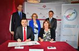 CN signature PNTE - Stéphane Valeri signe la Charte d'engagement du Pacte National pour la Transition Energétique aux côtés de Marie-Pierre Gramaglia. A l'arrière, de gauche à droite : Fabrice Notari, Président de la Commission "Environnement et Qualité de vie" du Conseil National, Brigitte Boccone-Pagès, Vice-Présidente de l'Institution et Jean-Luc Nguyen, Directeur de la Mission pour la Transition Energétique.Crédit photo : © Michaël Alesi / Direction de la Communication CN signature PNTE - Stéphane Valeri signe la Charte d'engagement du Pacte National pour la Transition Energétique aux côtés de Marie-Pierre Gramaglia. A l'arrière, de gauche à droite : Fabrice Notari, Président de la Commission "Environnement et Qualité de vie" du Conseil National, Brigitte Boccone-Pagès, Vice-Présidente de l'Institution et Jean-Luc Nguyen, Directeur de la Mission pour la Transition Energétique.Crédit photo : © Michaël Alesi / Direction de la Communication