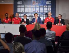 Conf presse 2019 - Media day basket - De gauche à droite : Dee Bost, Capitaine de l’équipe, Sasa Obradovic, Entraîneur de la Roca Team, Patrice Cellario, Conseiller de Gouvernement-Ministre de l’Intérieur, Oleksiy Yefimov, Directeur Exécutif de l’A.S. Monaco Basket, et Kim Tillie, nouvelle recrue de la Roca Team, Paul Masseron, Vice-Président de l’A.S. Monaco Basket ©Manuel Vitali - Direction de la Communication