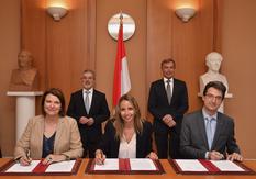 Conventions de partenariat CHPG-DENJS et CHPG-OPMC - In the foreground, from left to right: Isabelle Bonnal, Director of Education, Youth and Sport, Benoîte de Sevelinges, Director of Princess Grace Hospital, Sylvain Charnay, Director of the Monte-Carlo Philharmonic Orchestra.In the background, from left to right: Patrice Cellario, Minister of the Interior, and Didier Gamerdinger, Minister of Health and Social Affairs. © Government Communication Department / Michael Alesi