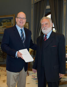 CSC rapport 2016 - Photo caption: H.S.H. Prince Albert II and Mr Jean-Pierre Gastinel, Chairman of the Board of Auditors – © Gaetan Luci / Prince’s Palace