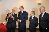 Voir la photo - Autour de S.A.S. le Prince Souverain, de gauche à droite, le Professeur Henry de Lumley, Directeur de l’Institut de Paléontologie Humaine, Patrice Cellario, Conseiller de Gouvernement – Ministre de l’Intérieur et S.E. M Claude Cottalorda, Ambassadeur de Monaco en France. © - Direction de la Communication – Manu Vitali