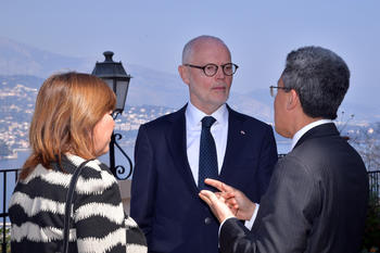 Déjeuner du Comité de suivi environnemental Urbanisation en mer - M. Jean-Luc Nguyen, Directeur de la Mission Urbanisation en mer discute avec S.E. M. Serge Telle et Mme Marie-Pierre Gramaglia, Conseiller de Gouvernement-Ministre de L'Equipement, de l'Environnement et de l'UrbanismeCopyright visuel : © Charly Gallo / Direction de la Communication 