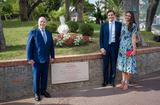 Dévoilement buste Impératrice Eugénie - S.A.S. le Prince Albert II de Monaco, S.A.I. le Prince Jean-Christophe Napoléon et son épouse Olympia, posant devant le buste de l'Impératrice Eugénie ©Direction de la Communication / Michael Alesi