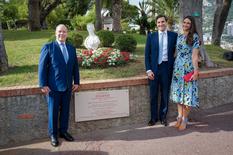 Dévoilement buste Impératrice Eugénie - S.A.S. le Prince Albert II de Monaco, S.A.I. le Prince Jean-Christophe Napoléon et son épouse Olympia, posant devant le buste de l'Impératrice Eugénie ©Direction de la Communication / Michael Alesi