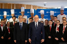 Dîner organisé par les élèves du Lycée Rainier III dans le cadre des célébrations des 75 ans de l'adhésion de Monaco à l’UNESCO 2 - Dîner organisé par les élèves du Lycée Rainier III dans le cadre des célébrations des 75 ans de l'adhésion de Monaco à l’UNESCO 2 © UNESCO - Christelle Alix