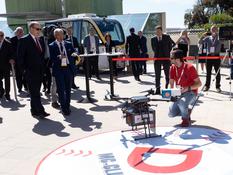 Drone la poste - S.A.S le Prince Albert II accompagné de Jean-Luc Delcroix, Directeur de La Poste Monaco lors de la démonstration sur le parvis du Grimaldi Forum ©Palais Princier – Éric Mathon