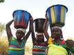 Femme du Burkina - Femmes du Burkina Faso portant de l'eau © Nick Danzinger Femme du Burkina - Femmes du Burkina Faso portant de l'eau © Nick Danzinger