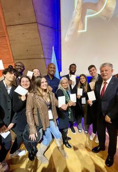 Fondation de Monaco-Peace et Sport 1 - De gauche à droite : au 1er plan, Gabriel DERI, Laura VASILE, Elisa MARTARELLO, Mme Martine GARCIA-MASCARENHAS, Emma VAN KLAVEREN, Antoine VERRANDO, Joël BOUZOU, au 2ème plan, Alphonse ZANOU (Responsable Services généraux/CIUP), Marta MORCILLO (DiploCité), Didier DROGBA, Siya KOLISI.