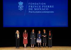 FPP-FPP - Palmarès 2021 - S.A.R. la Princesse de Hanovre et Mme Charlotte Casiraghi entourées des lauréates Annie Ernaux, Abigail Assor, Roukiata Ouedraogo et Julia Kristava. ©Direction de la Communication / Michael Alesi