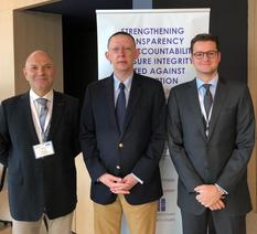 GRECO - De gauche à droite : Laurent Anselmi, Directeur des Services Judiciaires, M. Marin Mrcela, Directeur du G.R.E.C.O. et Vice-président de la Cour suprême de Croatie et Jean-Laurent Ravera, Chef du Service du droit international des droits de l’homme et des libertés fondamentales de la Direction des Affaires Juridiques ©DR